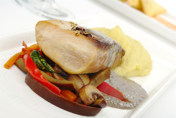Tuna with mashed potato, gravy and vegetables