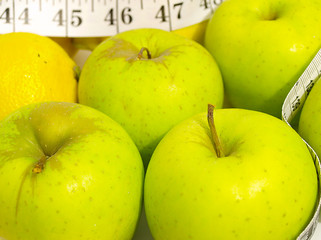 Green apples measured the meter, sports apples