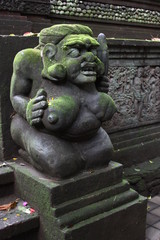 Fototapeta na wymiar bali statua z Moos
