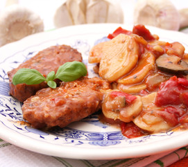 Bifteki mit Bratkartoffeln