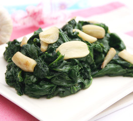 frischer Blattspinat