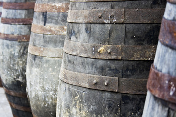 Cubas viejas de madera para almacenar vino tinto