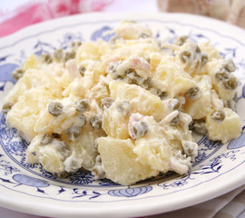 Kartoffelsalat mit Erbsen
