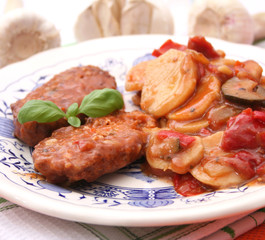 Bifteki mit Bratkartoffeln