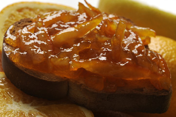 Marmellata d ' arancia su fetta biscottata
