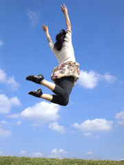 Obraz premium 青空にジャンプする女性