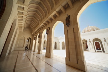 Fototapeta na wymiar budynek z łuków wewnątrz Wielkiego Meczetu w Omanie. szeroki kąt