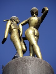 Skulptur eines tanzenden Paares auf dem Hermannplatz