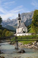 Kirche im Bergdorf
