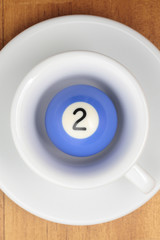コーヒーカップとビリヤードのボール２