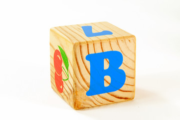 Buchstabe B auf dem Holzwürfel