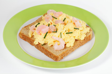 Rührei mit Schrimps auf Vollkorntoast