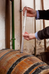 weinfass mit pipette