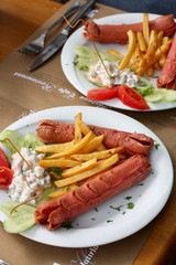 Grilled sausages with potatoes and vegetable garnish