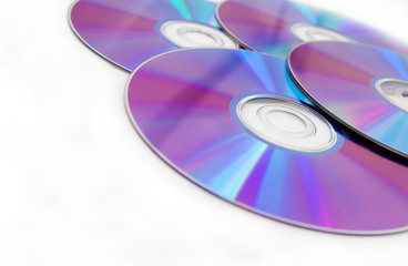 cd y dvd aislados en blanco