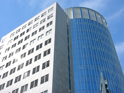 Haus der Wirtschaft mit spiegelnder Fassade im Sommer bei Sonnenschein und blauem Himmel in der Innenstadt von Offenbach am Main in Hessen