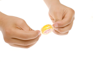 キャンディーを持つ子供の手