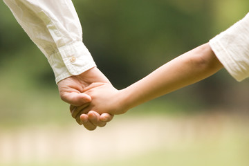 手をつなぐ母と子
