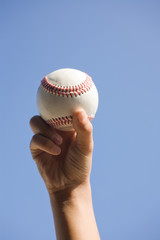 野球ボールを持つ子供の手