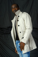 homme noir et imperméable blanc 2