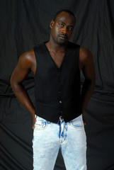 homme noir et gilet en satin 3