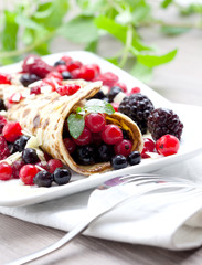 frischer Eierkuchen mit Beeren