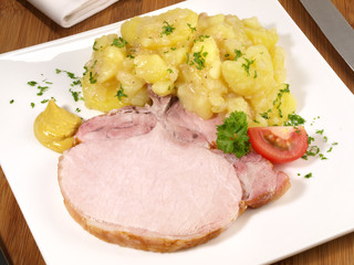 Kassler mit Kartoffelsalat und Senf