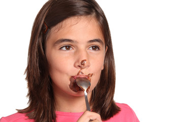 bambina mangia cioccolata