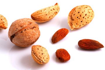 Walnuts vs Almonds