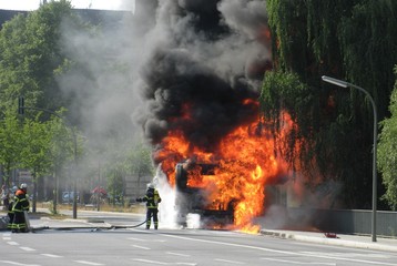 Explosion und Feuerball mit Feuerwehreinsatz