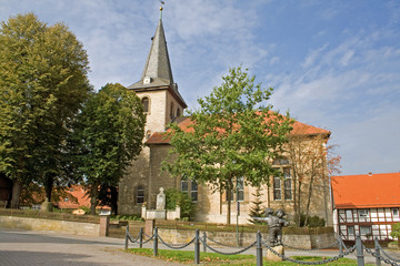 Nikolaikirche Mechtshausen mit Max- und Moritz (Wilhelm Busch)