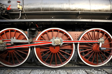 Fototapeta na wymiar milan stary pociąg lokomotywa starego koła