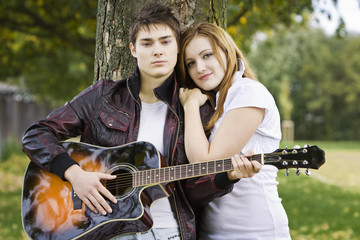 junges Paar mit Gitarre