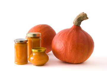 Hokkaidokürbisse und Marmeladengläser
