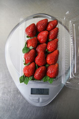 strawberry packaging on scale