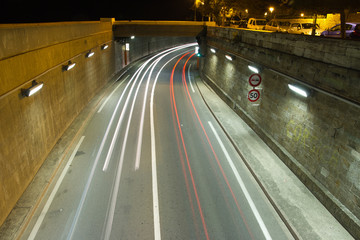 Fototapeta na wymiar Tunel wydania w nocy