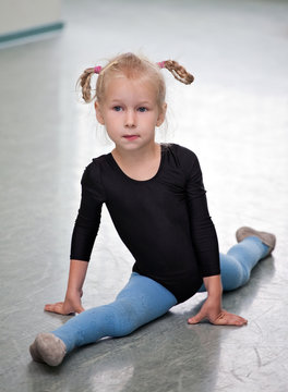girl doing the splits