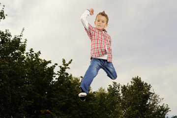 Kind fliegt