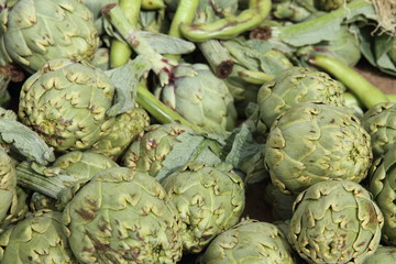 Obraz premium Artichokes on a stall Spain