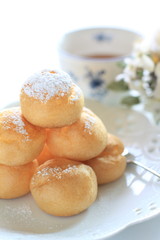 Puff cream and English tea
