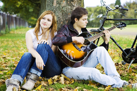 junges Paar spielt Gitarre