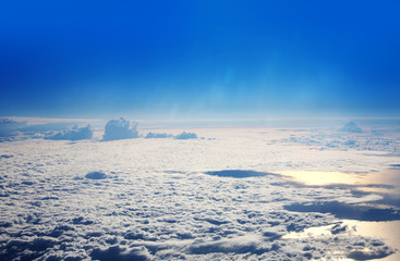 Naklejka premium Ponad chmurami - chmury z samolotu