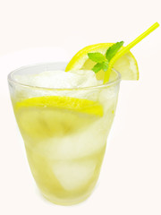 yellow lemonade with lemon and ice