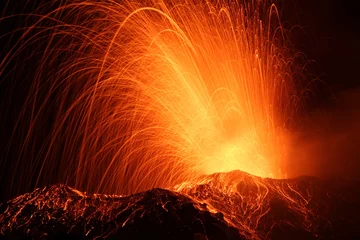 Papier Peint photo Lavable Volcan éruption du volcan stromboli