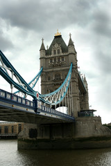 Fototapeta na wymiar dark Tower Bridge