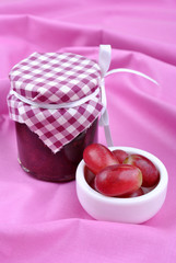 hausgemachte Marmelade mit frischen Früchten