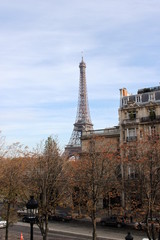 La tour Eiffel vue depuis une rue du 16 me arrondissement