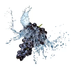 Fotobehang blauwe druif met waterplons op wit wordt geïsoleerd © artjazz