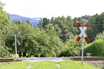 Andreaskreuz vor einem unbeschrankten Bahnübergang