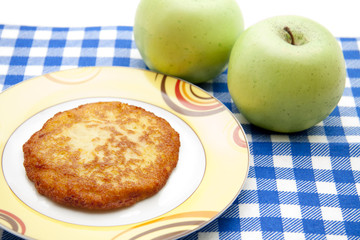 Kartoffelpuffer und Apfel